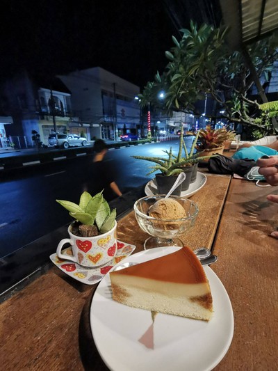 คัสตาร์ดเค้ก กับ ไอศกรีมกาแฟ