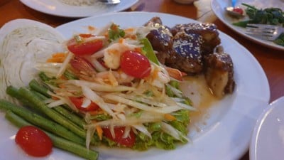 ซี่โครงหมูอบน้ำผึ้ง-ส้มตำไทย