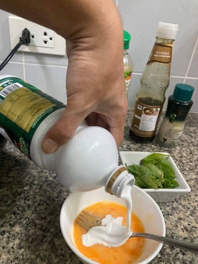 วิธีทำ ไข่เจียวกะทิใบโหระพา วิธีทำ ไข่เจียวกะทิใบโหระพา