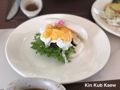 หมั่นโถวหมูย่างและ Egg Benedict