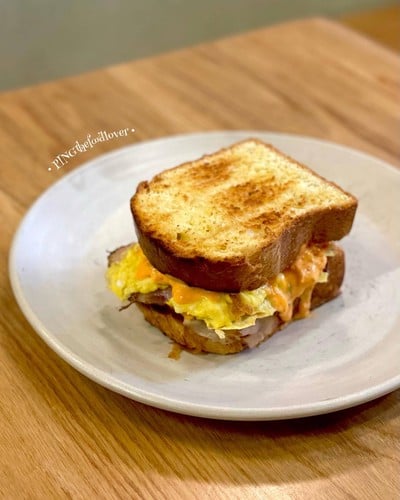 Breakfast sandwich
