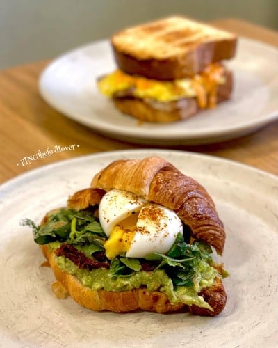 Avocado & egg croissant (V)