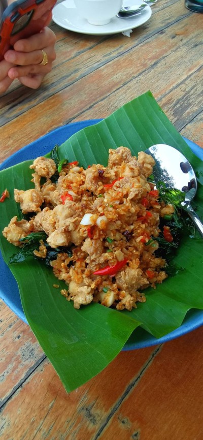 เอ็นไก่กะเพรากรอบ
