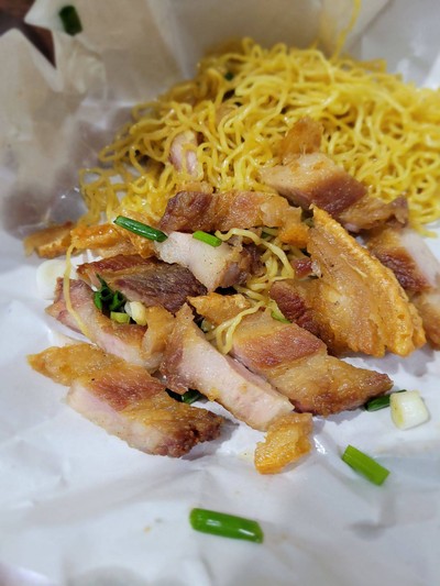 บะหมี่เกี๊ยวแห้งหมูกรอบ