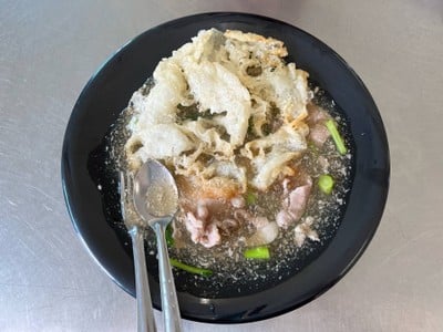 เส้นใหญ่ทอดราดหน้าหมู