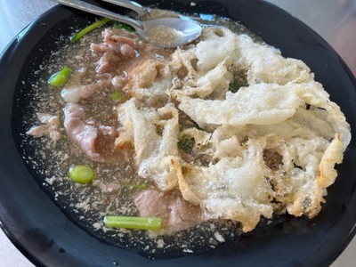 เส้นใหญ่ทอดราดหน้าหมู