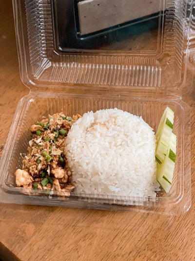 ไก่กระเทียมราดข้าว