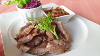 สันคอหมูย่างจิ้มแจ่ว