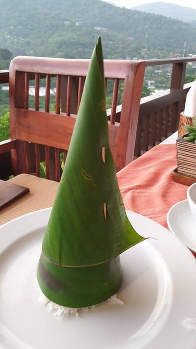 ข้าวสวยเสริฟมาแบบมีกรวยใบตองครอบมาด้วย