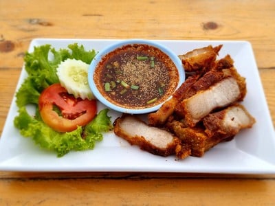 สามชั้นทอดน้ำปลา