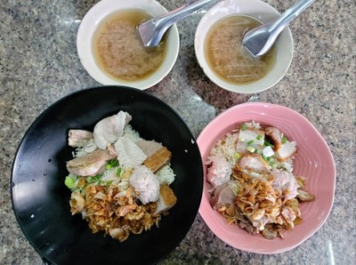 ข้าวต้มแห้งจัมโบ้ vs พิเศษ