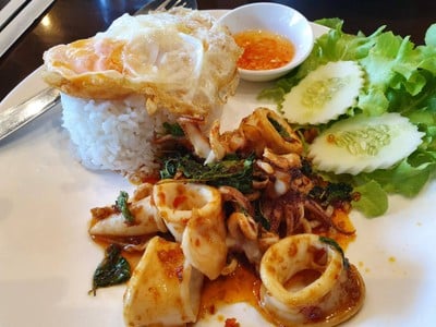 ข้าวกะเพราหมึกไข่ดาว