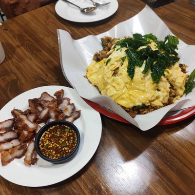 ข้าวกะเพราถาด Size L + ไข่ข้น (สำหรับ 4 ท่าน)