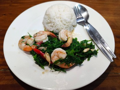 ผักหวานผัดกุ้งราดข้าว