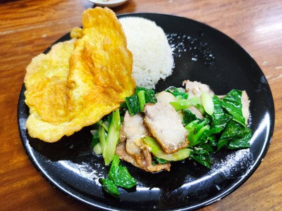 คะน้าหมูกรอบราดข้าว