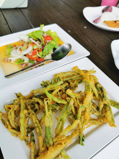 ยำผักบุ้งทอดกรอบหมู