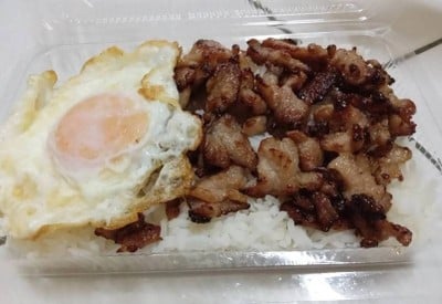 ข้าวหมูทอดกระเทียม ไข่ดาว 
