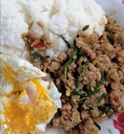 ข้าวกระเพราหมูชิ้นพริกแห้ง+ไข่ดาว