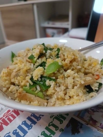 ข้าวผัดหมูยอใส่คะน้า ข้าวผัดหมูยอใส่คะน้า
