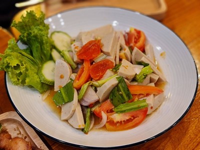 ยำหมูยอไข่แดงเค็ม