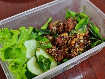 สันคอหมูคั่วพริกเกลือ