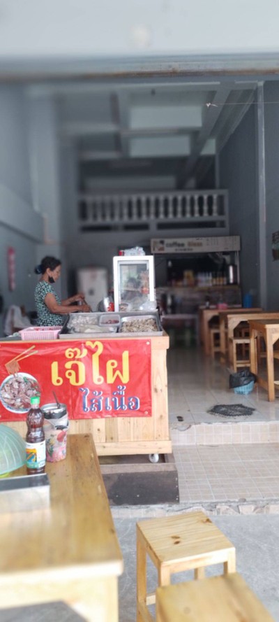 มีชา กาแฟ น้ำปั่นให้บริการภายในร้าน