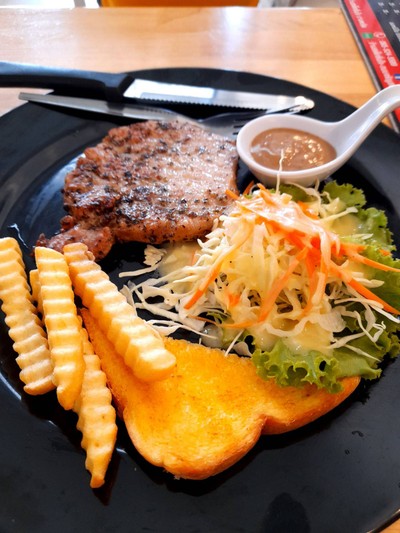 สเต็กหมูพริกไทยดำ