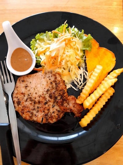 สเต็กหมูพริกไทยดำ