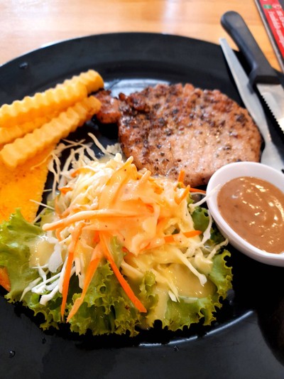 สเต็กหมูพริกไทยดำ