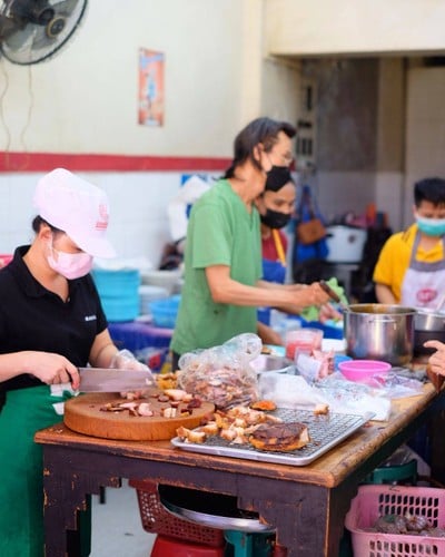 เซี้ยเหล่ายี่ห้อ (ข้าวหมูแดงแปลงนาม)