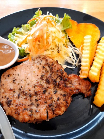 สเต็กหมูพริกไทยดำ