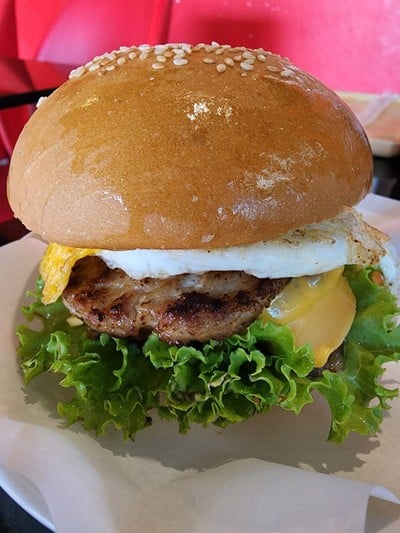 แฮมเบอเกอร์หมู+ไข่และชี้ส