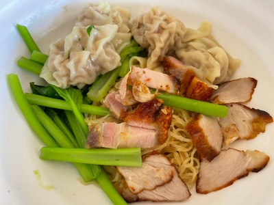 บะหมี่แห้งเกี๊ยวหมูแดงหมูกรอบ