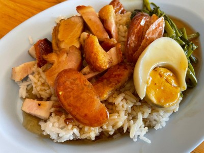 ข้าวหมูแดงหมูกรอบกุนเชียงไข่