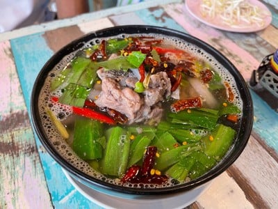 ร้านก๋วยเตี๋ยวเรือแม่ต่วม อยุธยา ต้นตำรับ