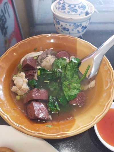 แย่มากกกก  ต้มเลือดหมูเย็นชืดมาเลย ขนาดผักตำลึงยังไม่สุกเลยด้วยซ้ำ  เสียความรู้ส