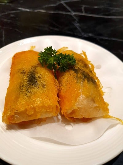 ปอเปี๊ยะทอดไส้กุ้งและเห็ดทรัฟเฟิล