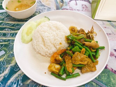 ผัดเครื่องแกงรวมมิตรราดข้าว