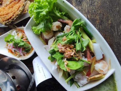 ยำก้านคะน้ากุ้งสด