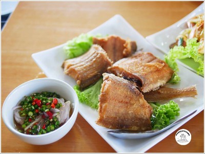 ปลาลิ้นหมาทอดราดน้ำปลา