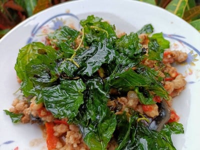 กะเพราไข่เยี่ยวม้า