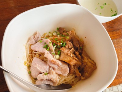 เส้นเล็กต้มยำแห้งหมูสดหมูตุ๋น