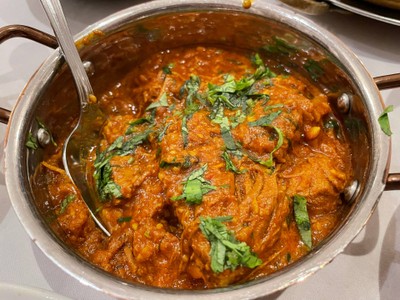 Roganjosh เนื้อแกะอบในหม้อเกรวี่หัวหอมและเครื่องเทศอินเดีย