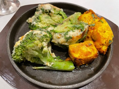 Malai Broccoli บล็อกโครีหมักด้วยครีมชีสโยเกิร์ตและคาร์ดามอม