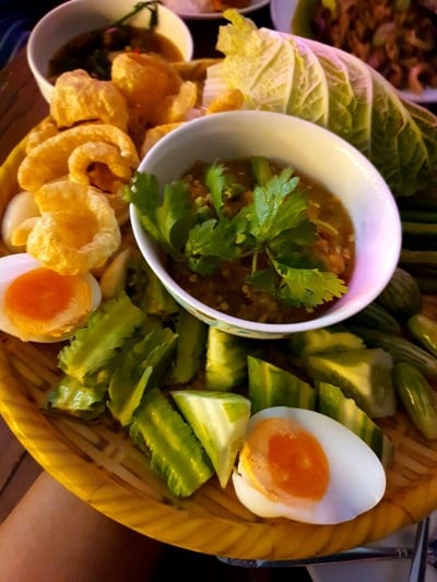 น้ำพริกอ่อง แคปหมู+ผักสด มีน้ำ มีปลา