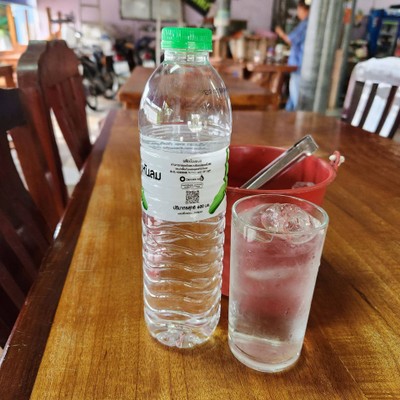 น้ำแข็งและน้ำเปล่า