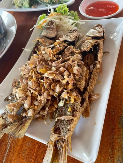 ปลากะบอกทอดกะเทียม