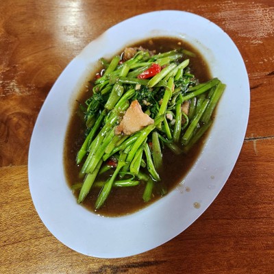 ผัดผักบุ้งหมูกรอบน้ำมันหอย