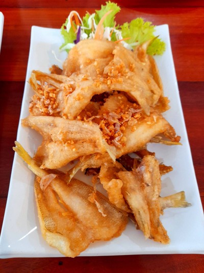 ปลาทรายทอดกระเทียม