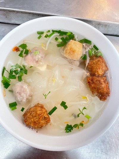 เส้นใหญ่น้ำ